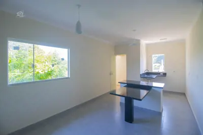 Casa - Sobreposta / alto com 2 dormitórios (sendo 1 suite(s)) a 900,00 metros praia.