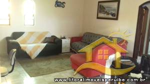 Casa - Térrea com piscina com 4 dormitórios (sendo 1 suite(s)) a 200,00 metros praia.