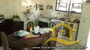 Casa - Térrea com piscina com 4 dormitórios (sendo 1 suite(s)) a 200,00 metros praia.