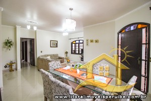 Casa - Térrea com 3 dormitórios (sendo 1 suite(s)) a 700,00 metros praia.