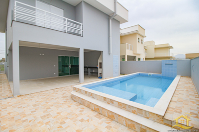 Casa - Sobrado com 3 dormitórios (sendo 3 suite(s)) a 0,00 metros praia.