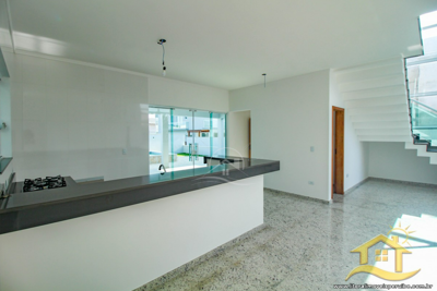 Casa - Sobrado com 3 dormitórios (sendo 3 suite(s)) a 0,00 metros praia.