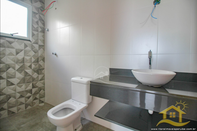 Casa - Sobrado com 3 dormitórios (sendo 3 suite(s)) a 0,00 metros praia.