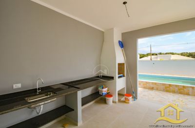 Casa - Sobrado com 3 dormitórios (sendo 3 suite(s)) a 0,00 metros praia.