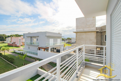 Casa - Sobrado com 3 dormitórios (sendo 3 suite(s)) a 0,00 metros praia.