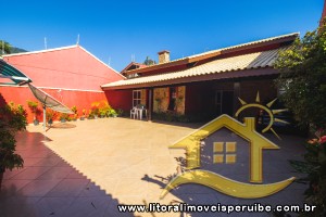 Casa - Assobradada com 4 dormitórios (sendo 2 suite(s)) a 250,00 metros praia.