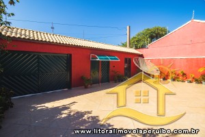 Casa - Assobradada com 4 dormitórios (sendo 2 suite(s)) a 250,00 metros praia.
