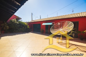 Casa - Assobradada com 4 dormitórios (sendo 2 suite(s)) a 250,00 metros praia.