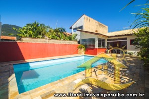 Casa - Assobradada com 4 dormitórios (sendo 2 suite(s)) a 250,00 metros praia.
