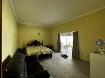 Casa - Térrea com 3 quartos (sendo 1 suite(s)) a 1000,00 metros praia.