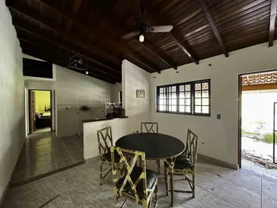 Casa - Térrea com 3 quartos (sendo 1 suite(s)) a 1000,00 metros praia.