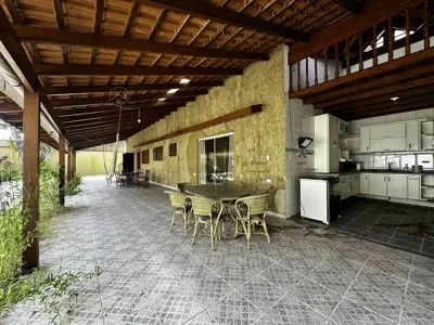 Casa - Térrea com 3 quartos (sendo 1 suite(s)) a 1000,00 metros praia.