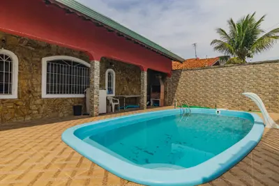 Casa - Térrea com 3 dormitórios (sendo 1 suite(s)) a 1200,00 metros praia.