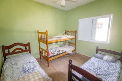 Casa - Térrea com 3 dormitórios (sendo 1 suite(s)) a 1200,00 metros praia.