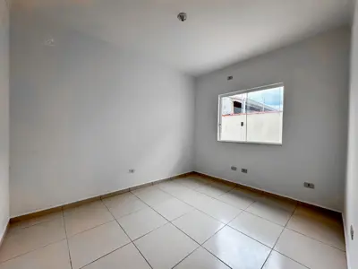 Casa - Térrea com 3 quartos (sendo 1 suite(s)) a 600,00 metros praia.