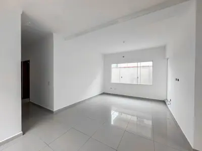 Casa - Térrea com 3 quartos (sendo 1 suite(s)) a 600,00 metros praia.