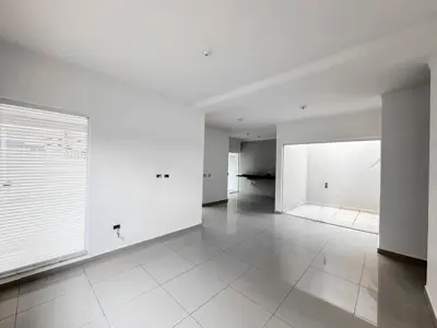Casa - Térrea com 3 quartos (sendo 1 suite(s)) a 600,00 metros praia.