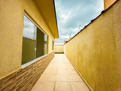 Casa - Térrea com 3 quartos (sendo 1 suite(s)) a 600,00 metros praia.