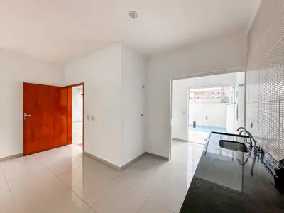 Casa - Térrea com 3 quartos (sendo 1 suite(s)) a 600,00 metros praia.