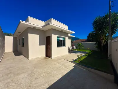 Casa - Térrea com 2 quartos (sendo 1 suite(s)) a 2000,00 metros praia.