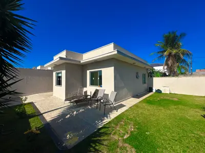 Casa - Térrea com 2 quartos (sendo 1 suite(s)) a 2000,00 metros praia.