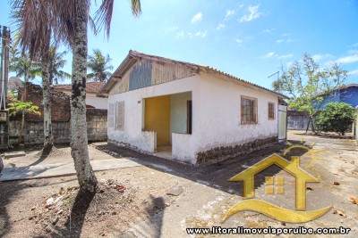 Casa - Assobradada com 2 dormitórios (sendo 0 suite(s)) a 2,00 metros praia.