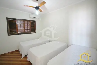 Casa - Assobradada com 3 dormitórios (sendo 2 suite(s)) a 0,00 metros praia.