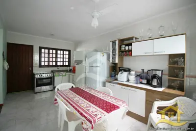 Casa - Assobradada com 3 dormitórios (sendo 2 suite(s)) a 0,00 metros praia.