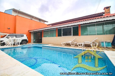 Casa - Térrea com piscina com 4 dormitórios (sendo 3 suite(s)) a 0,00 metros praia.