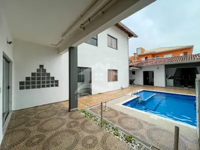 Casa - Sobrado com 4 dormitórios (sendo 3 suite(s)) a 300,00 metros praia.