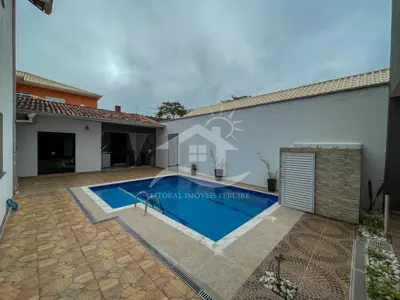 Casa - Sobrado com 4 dormitórios (sendo 3 suite(s)) a 300,00 metros praia.