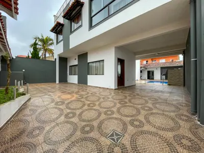 Casa - Sobrado com 4 dormitórios (sendo 3 suite(s)) a 300,00 metros praia.