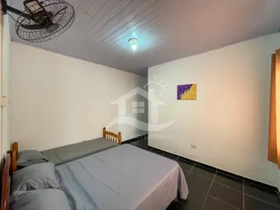 Casa - Sobrado com 4 dormitórios (sendo 3 suite(s)) a 300,00 metros praia.