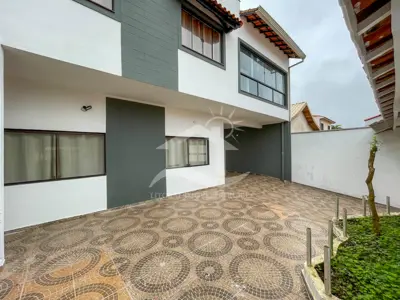 Casa - Sobrado com 4 dormitórios (sendo 3 suite(s)) a 300,00 metros praia.