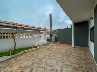 Casa - Sobrado com 4 dormitórios (sendo 3 suite(s)) a 300,00 metros praia.