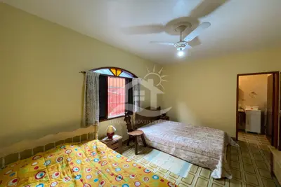 Casa - Térrea com 3 dormitórios (sendo 1 suite(s)) a 700,00 metros praia.