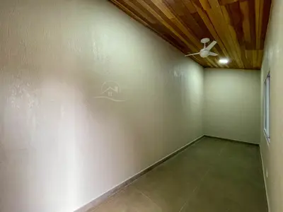 Casa - Sobrado Novo com 5 dormitórios (sendo 5 suite(s)) a 0,00 metros praia.