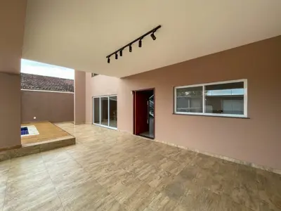 Casa - Sobrado Novo com 5 dormitórios (sendo 5 suite(s)) a 0,00 metros praia.