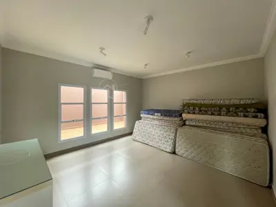 Casa - Sobrado Novo com 5 dormitórios (sendo 5 suite(s)) a 0,00 metros praia.