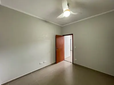Casa - Sobrado Novo com 5 dormitórios (sendo 5 suite(s)) a 0,00 metros praia.