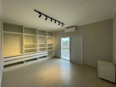 Casa - Sobrado Novo com 5 dormitórios (sendo 5 suite(s)) a 0,00 metros praia.