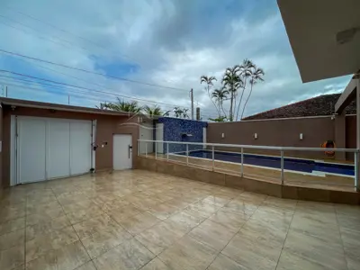 Casa - Sobrado Novo com 5 dormitórios (sendo 5 suite(s)) a 0,00 metros praia.