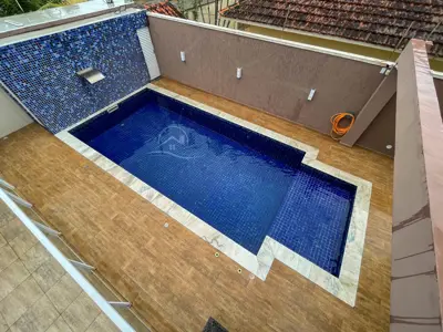 Casa - Sobrado Novo com 5 dormitórios (sendo 5 suite(s)) a 0,00 metros praia.