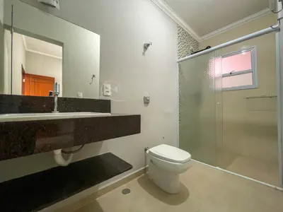 Casa - Sobrado Novo com 5 dormitórios (sendo 5 suite(s)) a 0,00 metros praia.