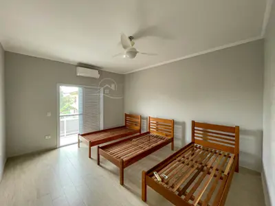 Casa - Sobrado Novo com 5 dormitórios (sendo 5 suite(s)) a 0,00 metros praia.