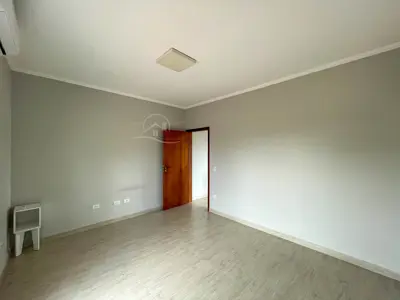 Casa - Sobrado Novo com 5 dormitórios (sendo 5 suite(s)) a 0,00 metros praia.