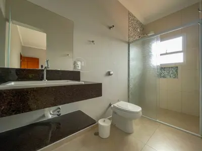 Casa - Sobrado Novo com 5 dormitórios (sendo 5 suite(s)) a 0,00 metros praia.