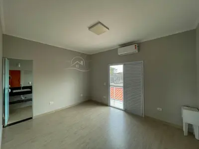 Casa - Sobrado Novo com 5 dormitórios (sendo 5 suite(s)) a 0,00 metros praia.
