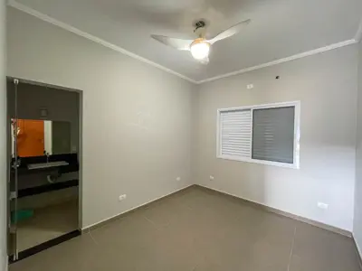 Casa - Sobrado Novo com 5 dormitórios (sendo 5 suite(s)) a 0,00 metros praia.