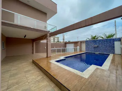 Casa - Sobrado Novo com 5 dormitórios (sendo 5 suite(s)) a 0,00 metros praia.